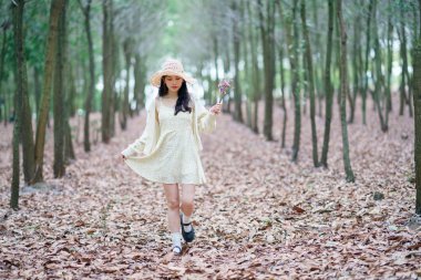 Portret van romantische meisje in het bos