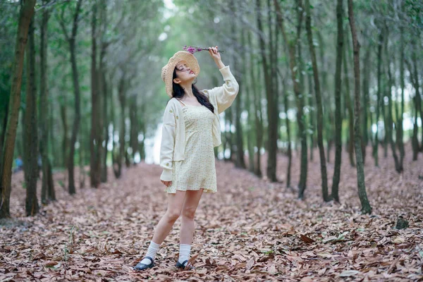 浪漫女孩在树林里的肖像 — 图库照片