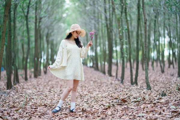 Portret van romantische meisje in het bos