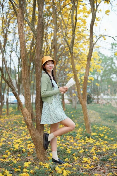 那女孩在树林里看书 — 图库照片