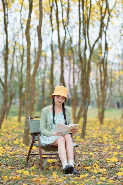 那女孩在树林里看书 — 图库照片
