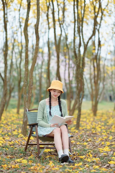 Fille Lit Dans Les Bois — Photo