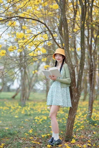 Κορίτσι Διαβάζει Στο Δάσος — Φωτογραφία Αρχείου