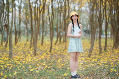 Kız ormanda kitap okuyor.