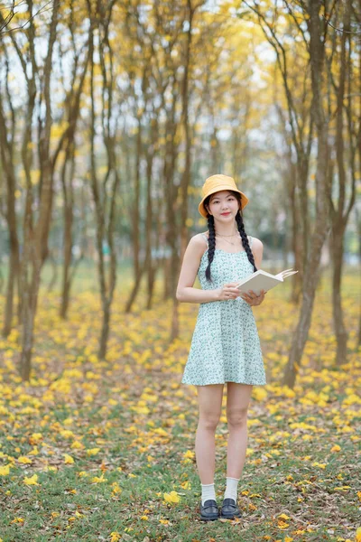 Κορίτσι Διαβάζει Στο Δάσος — Φωτογραφία Αρχείου