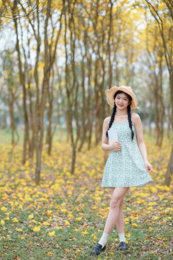 Kız ormanda kitap okuyor.