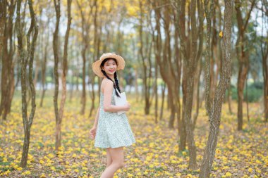 Kız ormanda kitap okuyor.