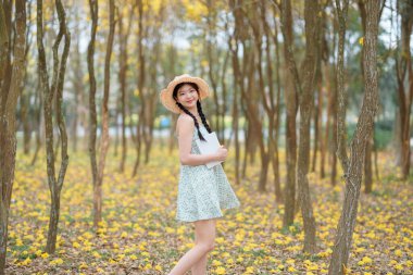 Kız ormanda kitap okuyor.