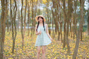 Kız ormanda kitap okuyor.