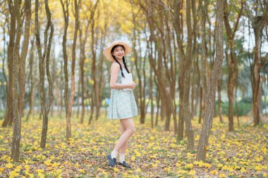 Kız ormanda kitap okuyor.