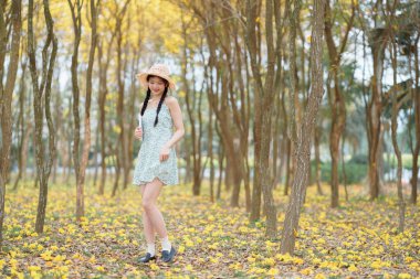 Kız ormanda kitap okuyor.