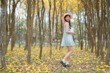 Kız ormanda kitap okuyor.