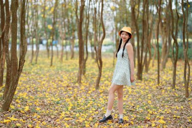 Portret van romantische meisje in het bos