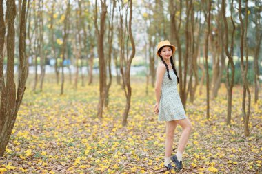 Portret van romantische meisje in het bos