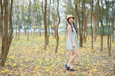 Portret van romantische meisje in het bos
