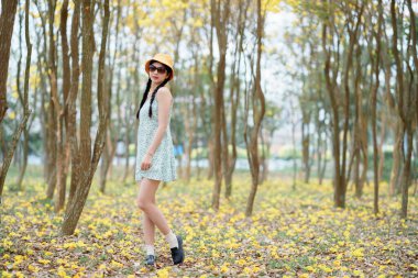 Portret van romantische meisje in het bos