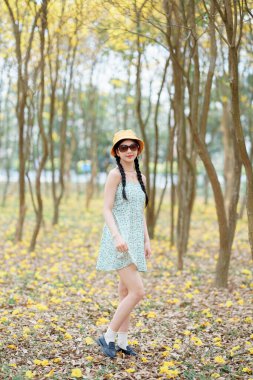 Portret van romantische meisje in het bos