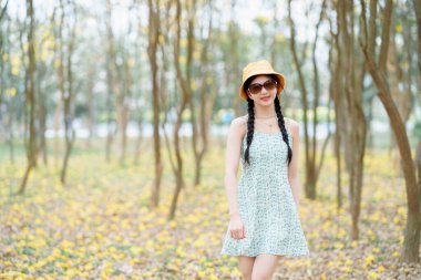 Portret van romantische meisje in het bos