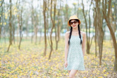 Portret van romantische meisje in het bos