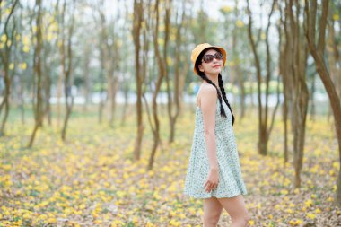 Portret van romantische meisje in het bos