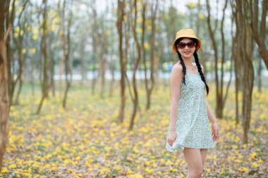 Portret van romantische meisje in het bos