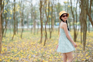 Portret van romantische meisje in het bos
