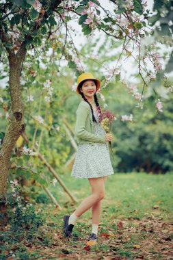 Portret van romantische meisje in het bos