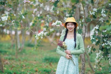 Portret van romantische meisje in het bos