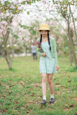 Portret van romantische meisje in het bos