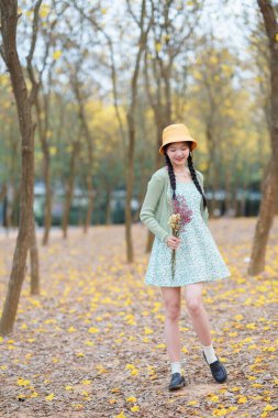 Portret van romantische meisje in het bos