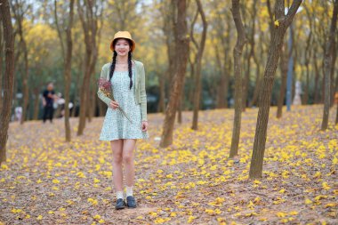 Portret van romantische meisje in het bos