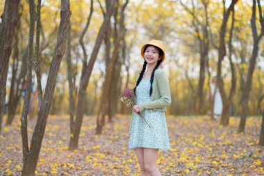 Portret van romantische meisje in het bos