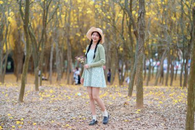 Portret van romantische meisje in het bos