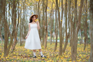 Portret van romantische meisje in het bos