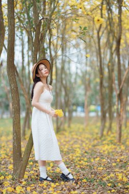 Portret van romantische meisje in het bos