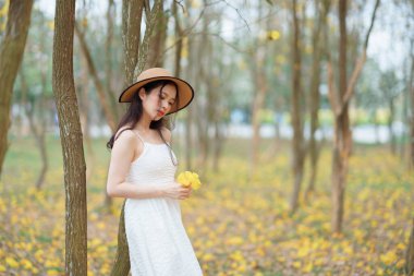 Portret van romantische meisje in het bos