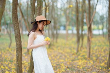Portret van romantische meisje in het bos