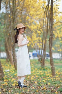 Kız ormanda kitap okuyor.