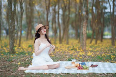 Kamp sırasında doğa parkında kahve.