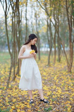 Portret van romantische meisje in het bos