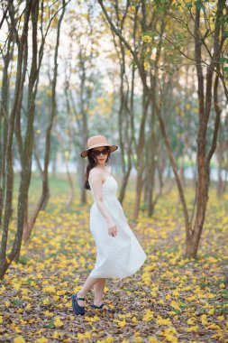 Portret van romantische meisje in het bos