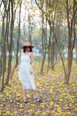 Portret van romantische meisje in het bos