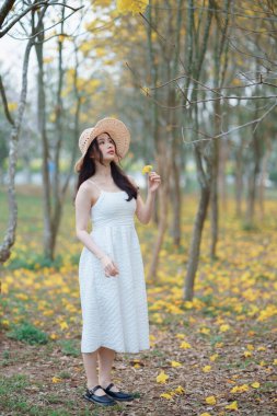 Portret van romantische meisje in het bos