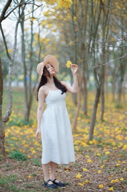 Portret van romantische meisje in het bos