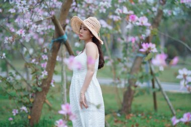 Portret van romantische meisje in het bos