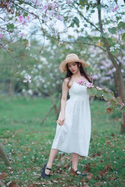 Portret van romantische meisje in het bos