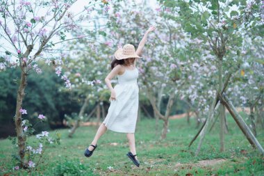 Portret van romantische meisje in het bos