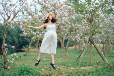 Portret van romantische meisje in het bos