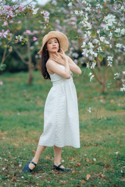 Portret van romantische meisje in het bos