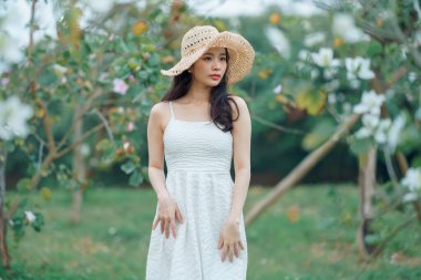 Portret van romantische meisje in het bos